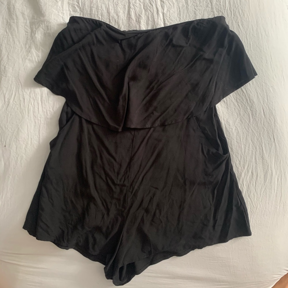 Super cute strapless romper with pockets!